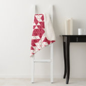 Kleurroze magenta geometrische driehoeken sherpa deken (In situ)