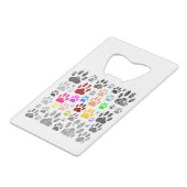 Kleurvolle, vervormde hond schildert afdrukken op  creditkaart flessenopener (Voorkant Gekanteld)