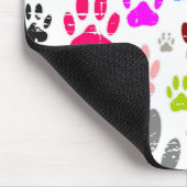 Kleurvolle, vervormde hond schildert afdrukken op  muismat (Hoek)