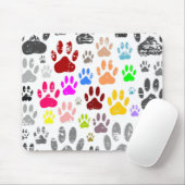 Kleurvolle, vervormde hond schildert afdrukken op  muismat (Met muis)