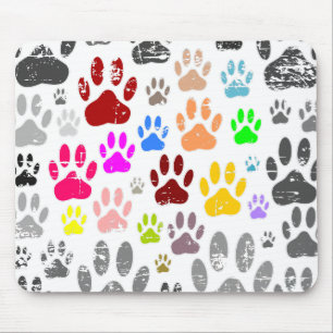 Kleurvolle, vervormde hond schildert afdrukken op  muismat