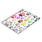 Kleurvolle, vervormde hond schildert afdrukken op  notitieboek (Linkerzijde)