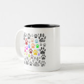 Kleurvolle, vervormde hond schildert afdrukken op  tweekleurige koffiemok (Voorkant links)