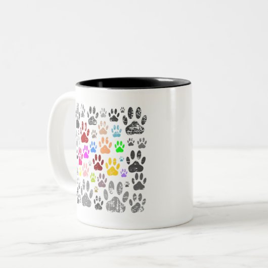 Kleurvolle, vervormde hond schildert afdrukken op tweekleurige koffiemok (Voorkant links)