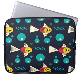 Kleurvolle vis met golven in het zee. Geometrie vo Laptop Sleeve