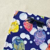 Kleurvolle vis witte belletjes diepblauwe achtergr strandlaken (In situ)