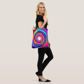Kleurwervel: Dynamisch ontwerp Tote Bag (Op model)