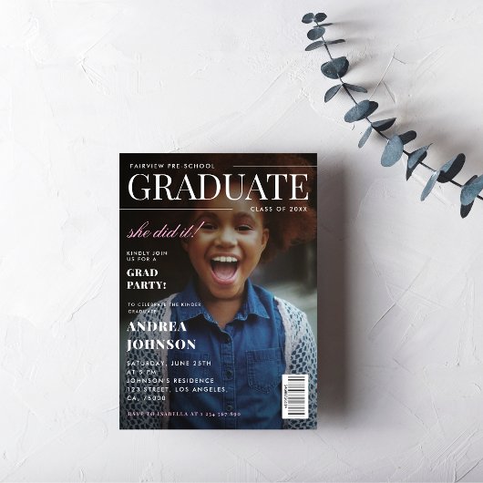 Kleuter Meisje Afstudeerfoto op Tijdschriftcover Kaart