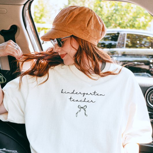 Kleuterleraar Minimalistische Zwarte Strik Script T-shirt