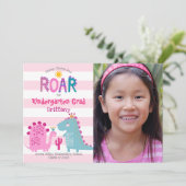 Kleuterschool Afstuderen Foto Dinosaurussen Meisje Kaart (Staand voorkant)