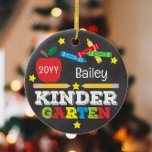 Kleuterschool Kleurrijke Krijtbord Keepsake Kinder Keramisch Ornament<br><div class="desc">Kindergarten ornament design is voorzien van een appel, een liniaal, kleurrijke kleurrijke, leuke typografie en kleurrijke krijtjes! Klik op de knop Aanpassen voor meer opties voor het wijzigen van de tekst! Variaties van dit ontwerp, foto-opties, andere schoolcijfers, extra kleuren, evenals coördinerende producten zijn verkrijgbaar in onze winkel, zazzle.com/store/doodlelulu. Neem contact...</div>