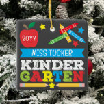Kleuterschool Leraar Keepsake Chalkboard Kleurrijk Keramisch Ornament<br><div class="desc">Kleuterschool leraar ornament ontwerp beschikt over een appel, een liniaal, kleurrijke en leuke typografie! Klik op de knop Aanpassen voor meer opties voor het wijzigen van de tekst! Variaties van dit ontwerp, extra kleuren en coördinerende producten zijn beschikbaar in onze winkel, zazzle.com/store/doodlelulu. Neem contact met ons op als u dit...</div>