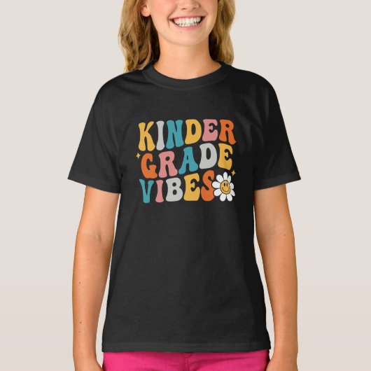 Kleuterschool Vibes Groovy Design op het Shirt van (Voorkant)