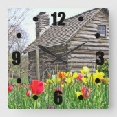 KLIK/ "OUDE LOGCABIN EN TULIPS" VIERKANTE KLOK (Voorkant)