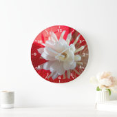 Klikkende cactus in bloesem op rood met reflectie grote klok (Huis)