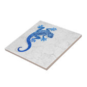 Klimaatblauwe gecko op een witte muur tegeltje (Zijkant)