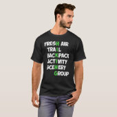 Klimmen van de bergbeklimmer op de berguitrusting t-shirt (Voorkant volledig)