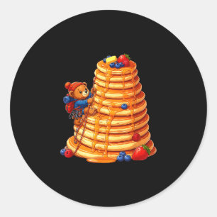 Klimmende beer op reusachtige stapel pannenkoeken ronde sticker