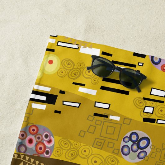 Klimt geïnspireerde gouden patroonkunst staat voor strandlaken (In situ)