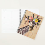 Klimt Giraffe | Bodemteelt Planner<br><div class="desc">Deze afbeelding bevat een zoete giraf geadorbeerd in een kroon van bloemen | door Victoria Borges. Afbeelding-ID: 128245 GG</div>