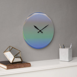 Klok aan de wand in meerdere kleuren.
