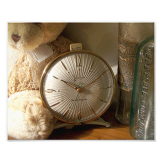 Klok Antieke Flessen en een Teddybeer Foto Afdruk
