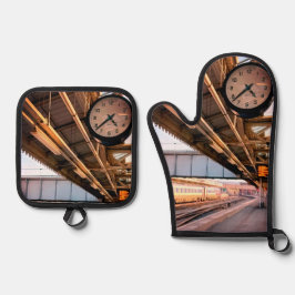 Klok ,bij het station ovenwant & pannenlap set