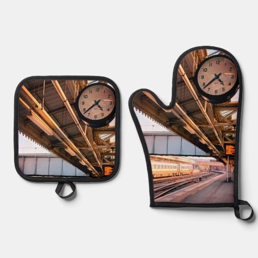 Klok ,bij het station ovenwant & pannenlap set (Voorkant)