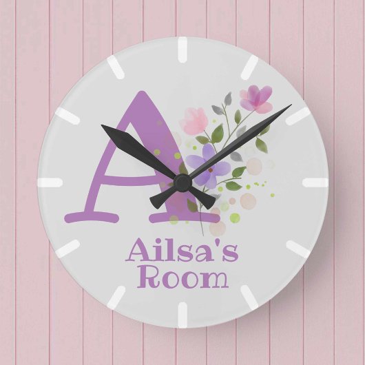 Klok in bloemontwerp met naam Ailsa en initiaal