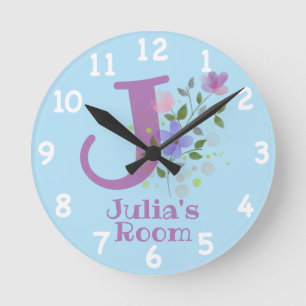 Klok in een bloemontwerp met naam Julia & initiaal