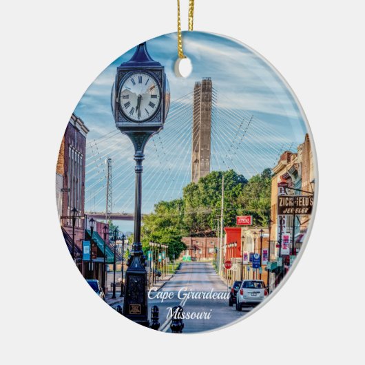 Klok in het centrum van het Ornament van Cape Gira (Links)