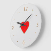 Klok in roomkleur met rode hartvormige wijzerplaat (Hoek)