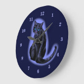 Klok met blauw-gele zwarte kat in de donkere nacht (Hoek)