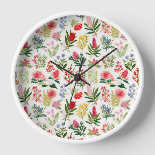 Klok met bloemenwand in de Crimson Botanical Garde