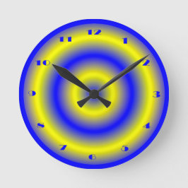 Klok met gouden geometrische dimensionale cirkels