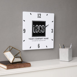 Klok met op maat gemaakt bedrijfslogo aan de wand