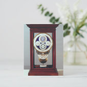 Klok met vier wijzerplaten en de tekens van de briefkaart (Staand voorkant)