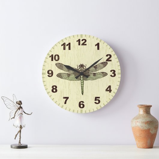 Klok met vintage geïnspireerde libelle kunst