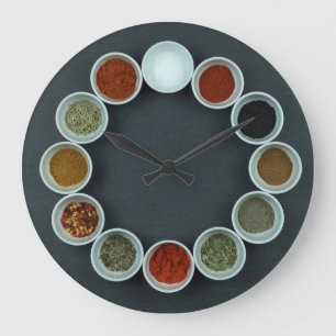 Klok van acrylwand met kruidenbekertjes