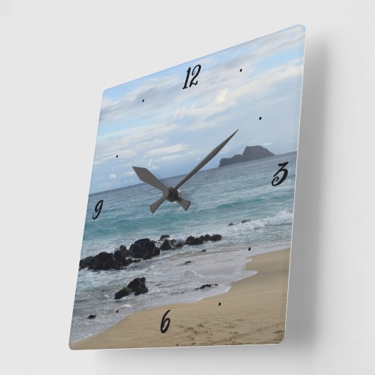 Klok voor de muur van het plein (Hoek)