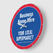 Klok voor lokale supermarkt aan de muur (Hoek)