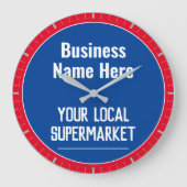 Klok voor lokale supermarkt aan de muur (Voorkant)
