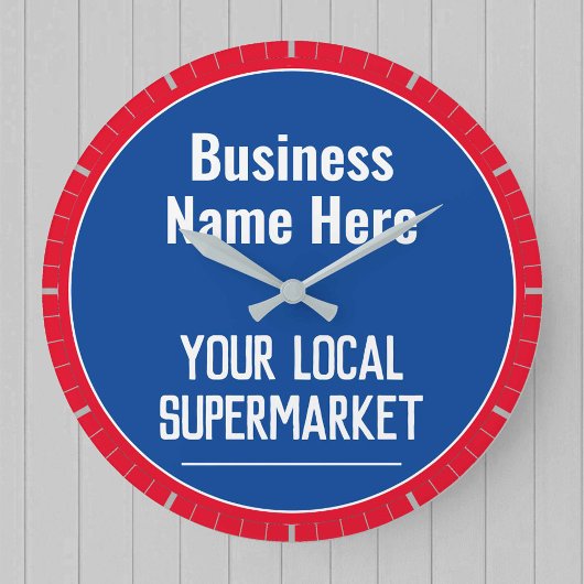 Klok voor lokale supermarkt aan de muur