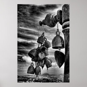 klokken bij binnenkomst in boeddhistische tempel i poster