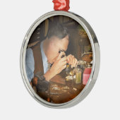 Klokkenmaker - De horlogewachter 1939 Metalen Ornament (Links)