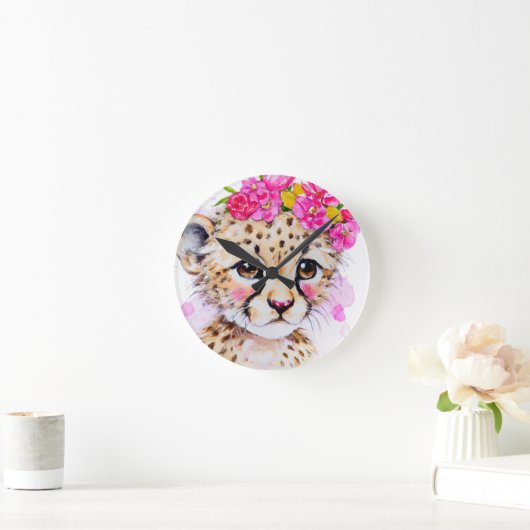 Klokklooster Baby Cheetah met roze bloem Ronde Klok (Huis)