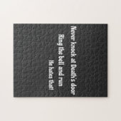Klop nooit bij Death's Door Legpuzzel (Horizontaal)