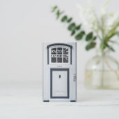 Kloppen op witte deur grappige aandacht opener visitekaartje (Staand voorkant)