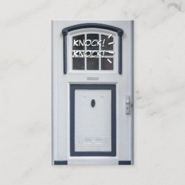 Kloppen op witte deur grappige aandacht opener visitekaartje
