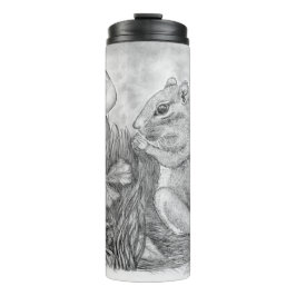 Knabbelen Chipmunk op een Thermal Tumbler Thermosbeker